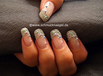 Nailart mit Halbperlen und Glitter-Pulver