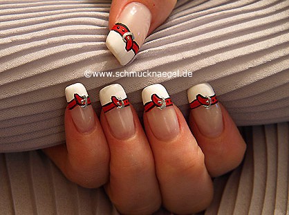 Fingernagel French Motiv mit Nagellack in weiß