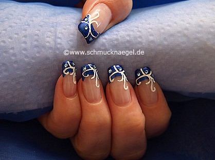 Nailart Ornament Motiv mit Strasssteinen