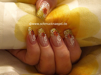 Motiv für den Herbst mit Nagellack in gold-glitter