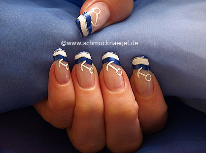 Maritim Fingernagel Design mit Nagellacken