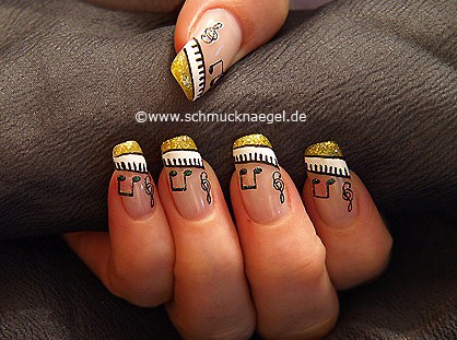 Fingernagel Design mit Musiknoten