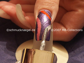 Nagellacke in den Farben dunkelorange, dunkelrosa und weiß mit Glitter